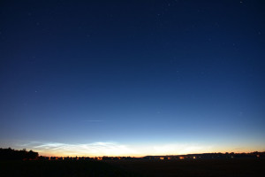 Bei längerer Belichtungszeit sind auch einige Sterne zu erkennen - ganz rechts zum Beispiel der Sternhaufen der Plejaden.